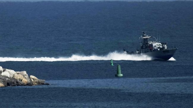 Корабль ВМС Израиля движется в Средиземном море к порту Ашдод
