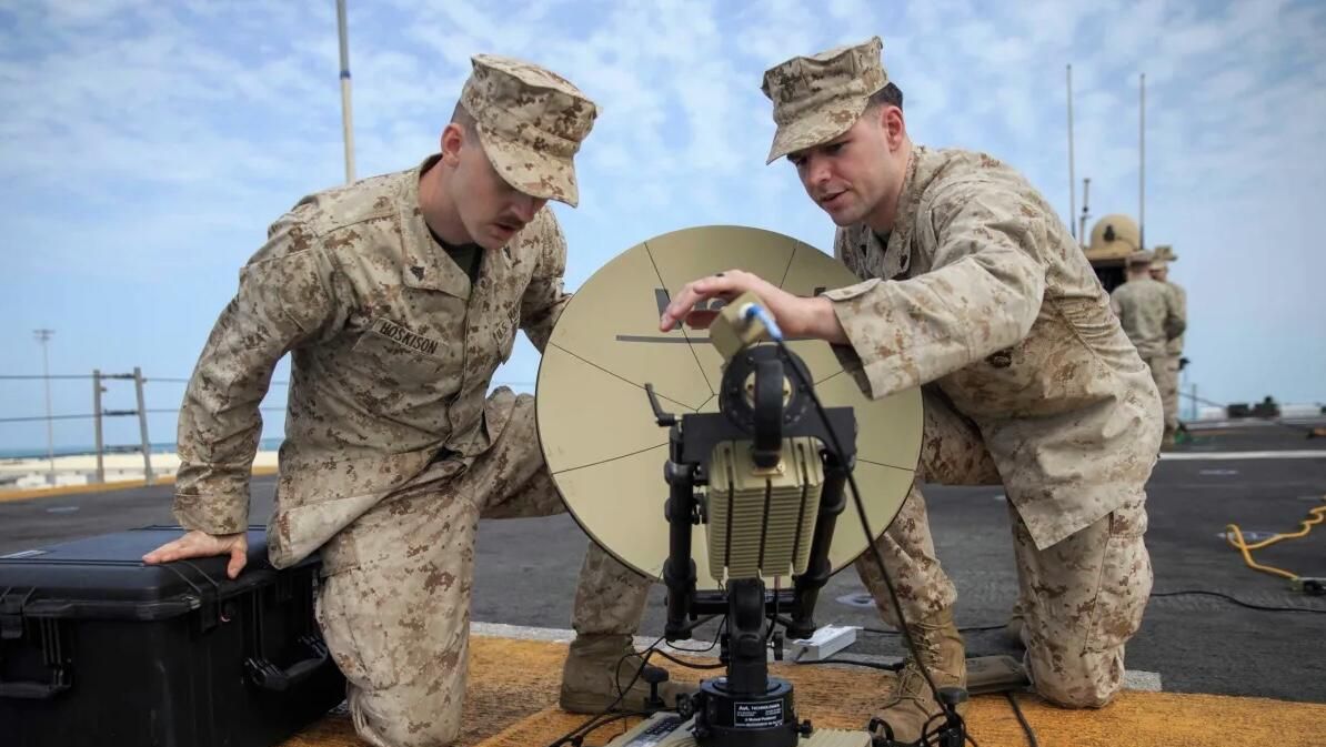 Военнослужащие армии США устанавливают многоцелевой терминал, обеспечивающий доступ к спутниковой связи Военнослужащие армии США устанавливают многоцелевой терминал, обеспечивающий доступ к спутниковой связи - РИА Новости, 1920, 13.02.2026