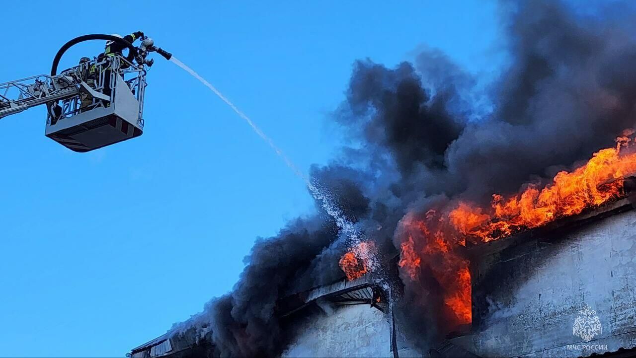 Ликвидация пожара в мебельном цехе в Челябинске Ликвидация пожара в мебельном цехе в Челябинске - РИА Новости, 1920, 02.10.2025