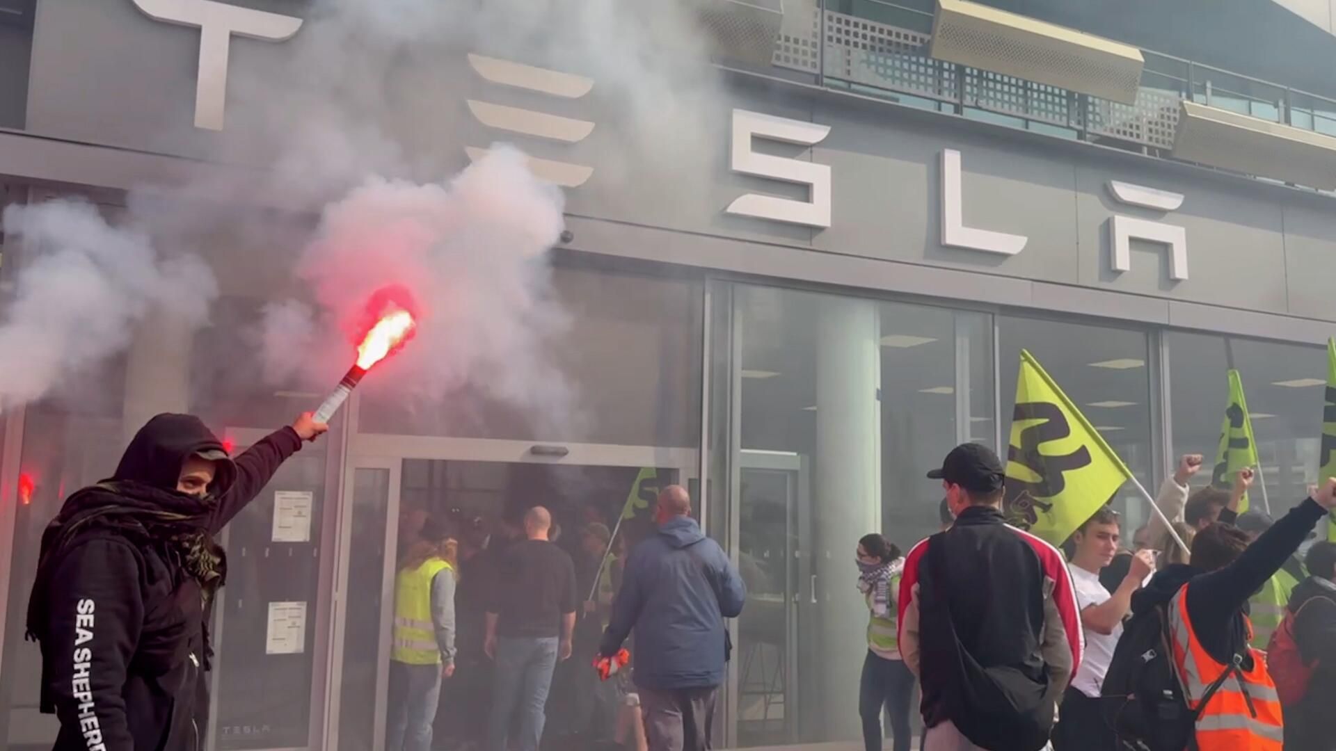 Протестующие в автосалоне Tesla в Париже Протестующие в автосалоне Tesla в Париже - РИА Новости, 1920, 02.10.2025