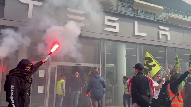 Протестующие в автосалоне Tesla в Париже