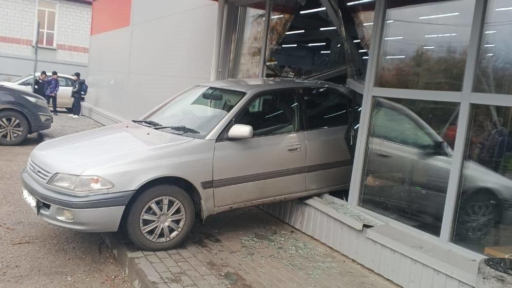 Водитель автомобиля въехал в витрину супермаркета в городе Асино - РИА Новости, 1920, 02.10.2025