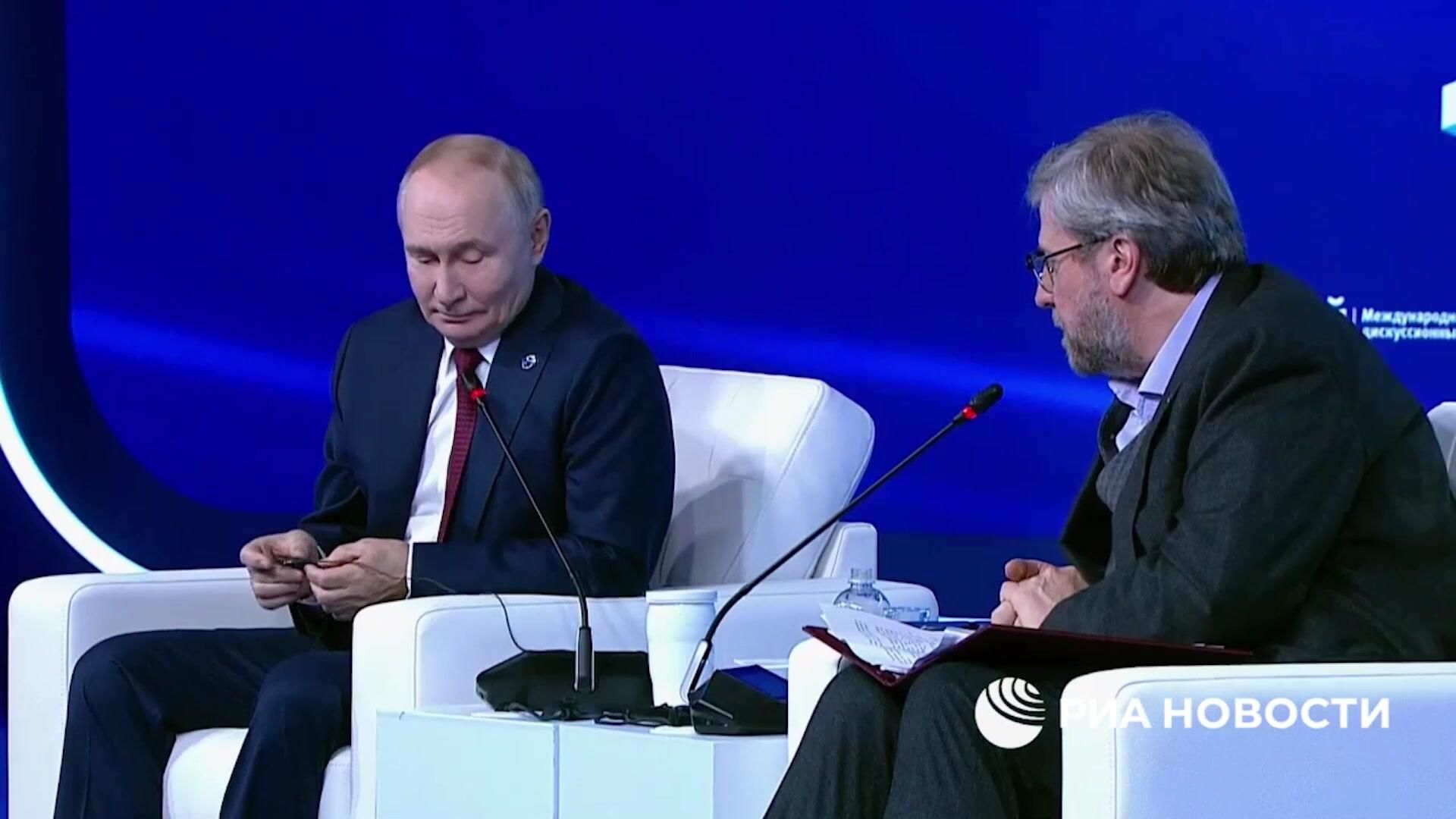 Путин пошутил, что больше не будет запускать дроны в Данию - РИА Новости, 1920, 02.10.2025