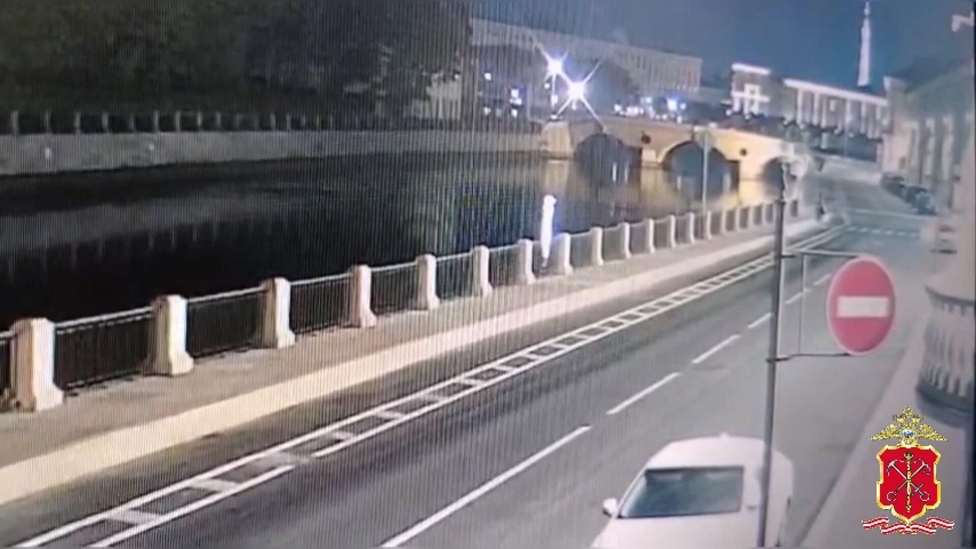Момент вылета автомобиля в реку Момент вылета автомобиля в реку - РИА Новости, 1920, 03.10.2025