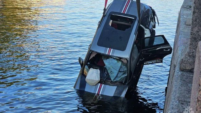 В Петербурге подняли из воды Porsche, вылетевший в реку в центре города