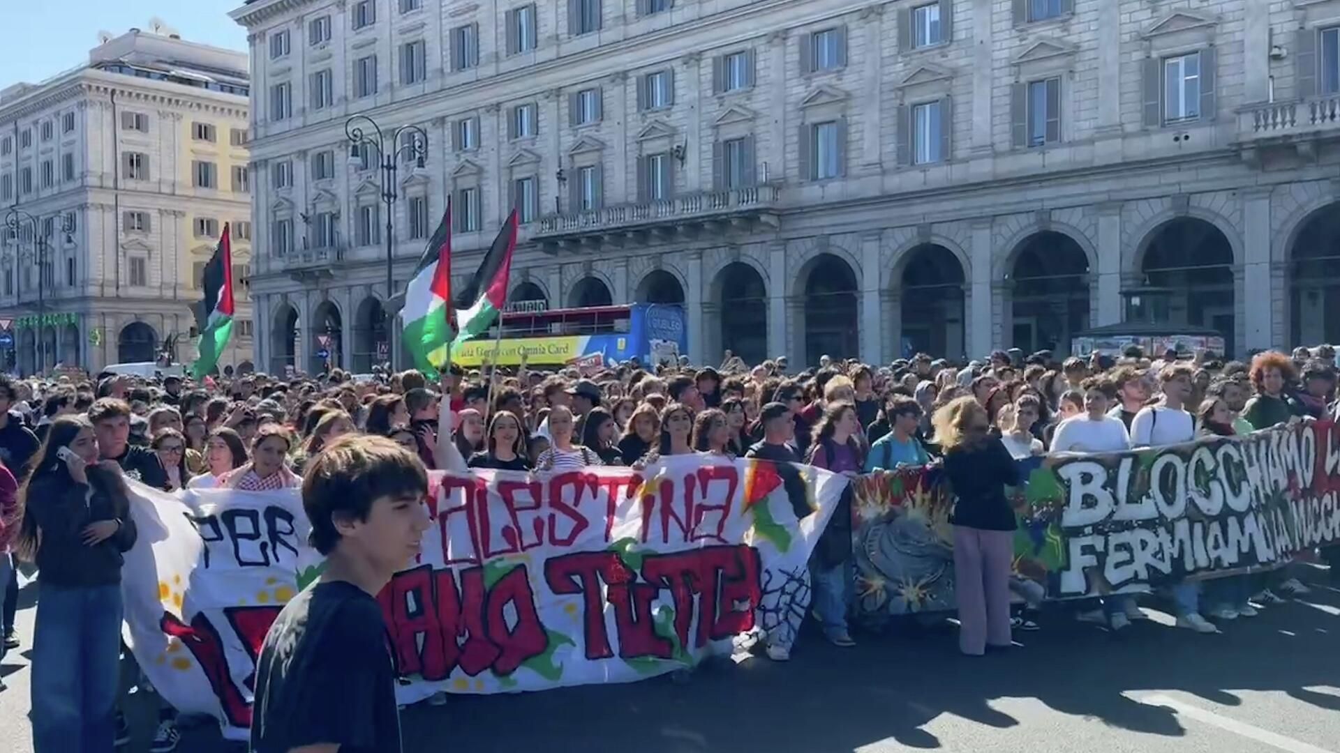 Многотысячная манифестация в Риме в поддержку Палестины Многотысячная манифестация в Риме в поддержку Палестины - РИА Новости, 1920, 04.10.2025