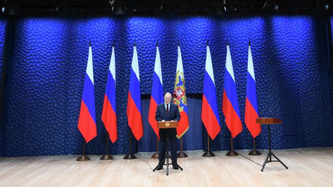Президент РФ Владимир Путин выступает на церемонии вручения госнаград наставникам и учителям участников СВО