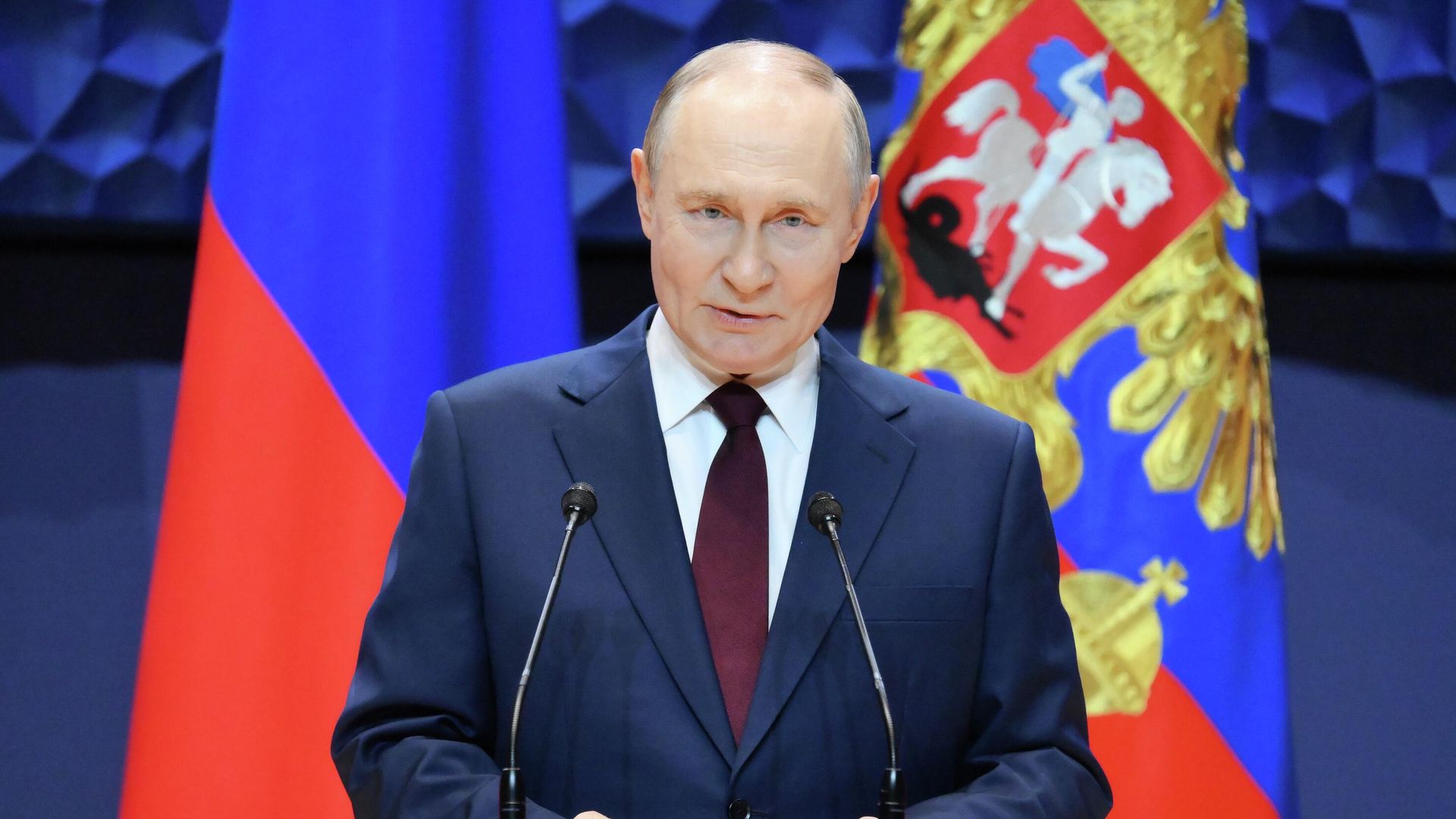 Президент РФ Владимир Путин выступает на церемонии вручения госнаград наставникам и учителям участников СВО в новом концертном центре в Сириусе Президент РФ Владимир Путин выступает на церемонии вручения госнаград наставникам и учителям участников СВО в новом концертном центре в Сириусе - РИА Новости, 1920, 03.10.2025