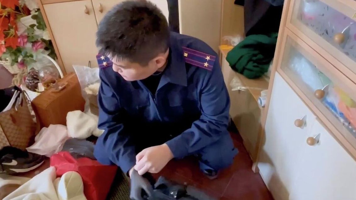 Работа СК РФ на месте обнаружения тел женщины и ребенка в квартире в Якутске - РИА Новости, 1920, 03.10.2025