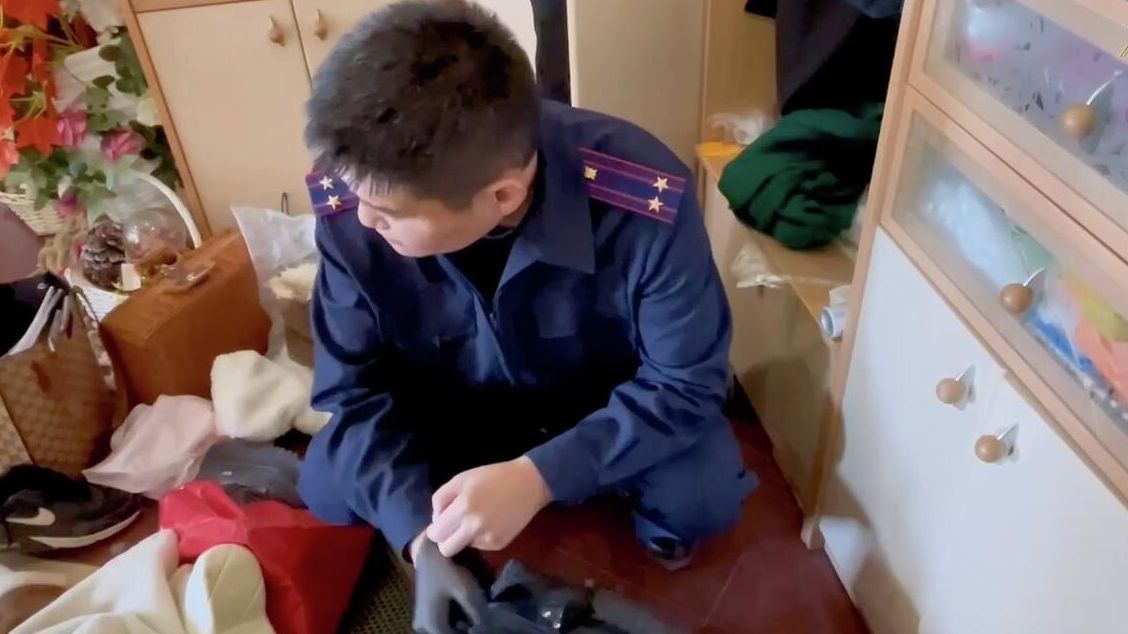 Работа СК на месте обнаружения тел женщины и ребенка в квартире в Якутске Работа СК на месте обнаружения тел женщины и ребенка в квартире в Якутске - РИА Новости, 1920, 04.10.2025