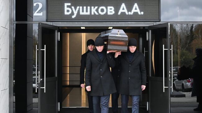 Вынос гроба с телом писателя Александра Бушкова на церемонии прощания на Бадалыкском кладбище в Красноярске