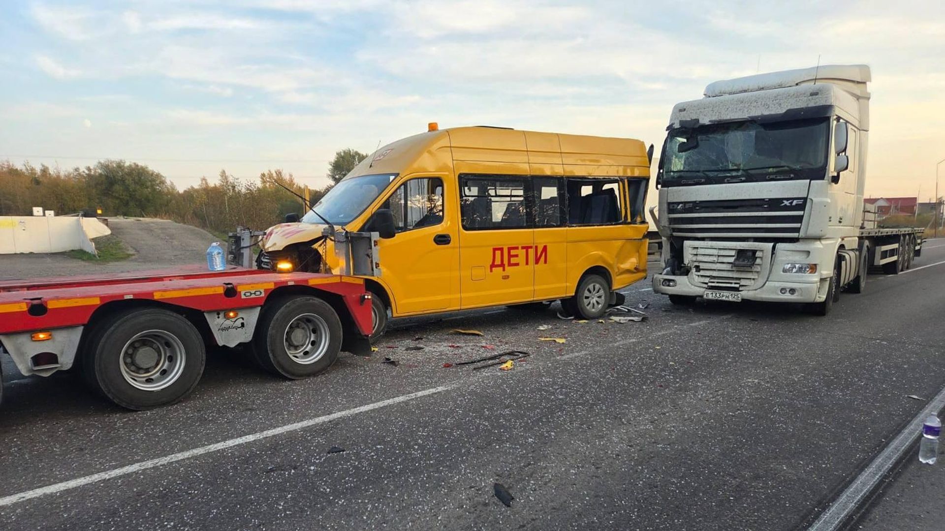 На месте ДТП с участием двух большегрузов и пассажирского автобуса с детьми в Дальнереченске. 4 октября 2025 На месте ДТП с участием двух большегрузов и пассажирского автобуса с детьми в Дальнереченске. 4 октября 2025 - РИА Новости, 1920, 04.10.2025