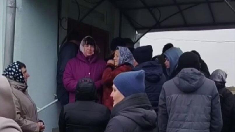 Сторонники ПЦУ силой захватили храм УПЦ в селе Миньковцы Ровненской области Украины. Кадр видео из соцсетей Сторонники ПЦУ силой захватили храм УПЦ в селе Миньковцы Ровненской области Украины. Кадр видео из соцсетей - РИА Новости, 1920, 04.10.2025