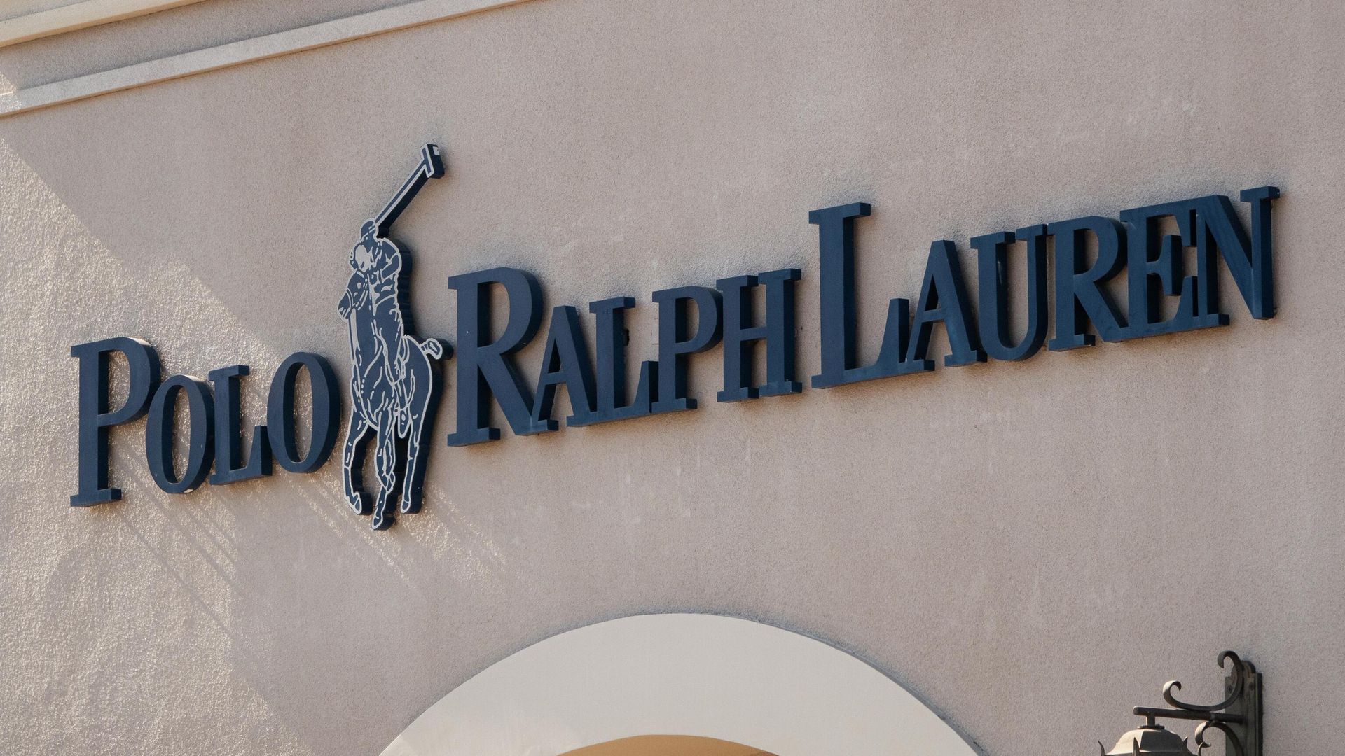 Логотип Polo Ralph Lauren на вывеске магазина - РИА Новости, 1920, 04.10.2025