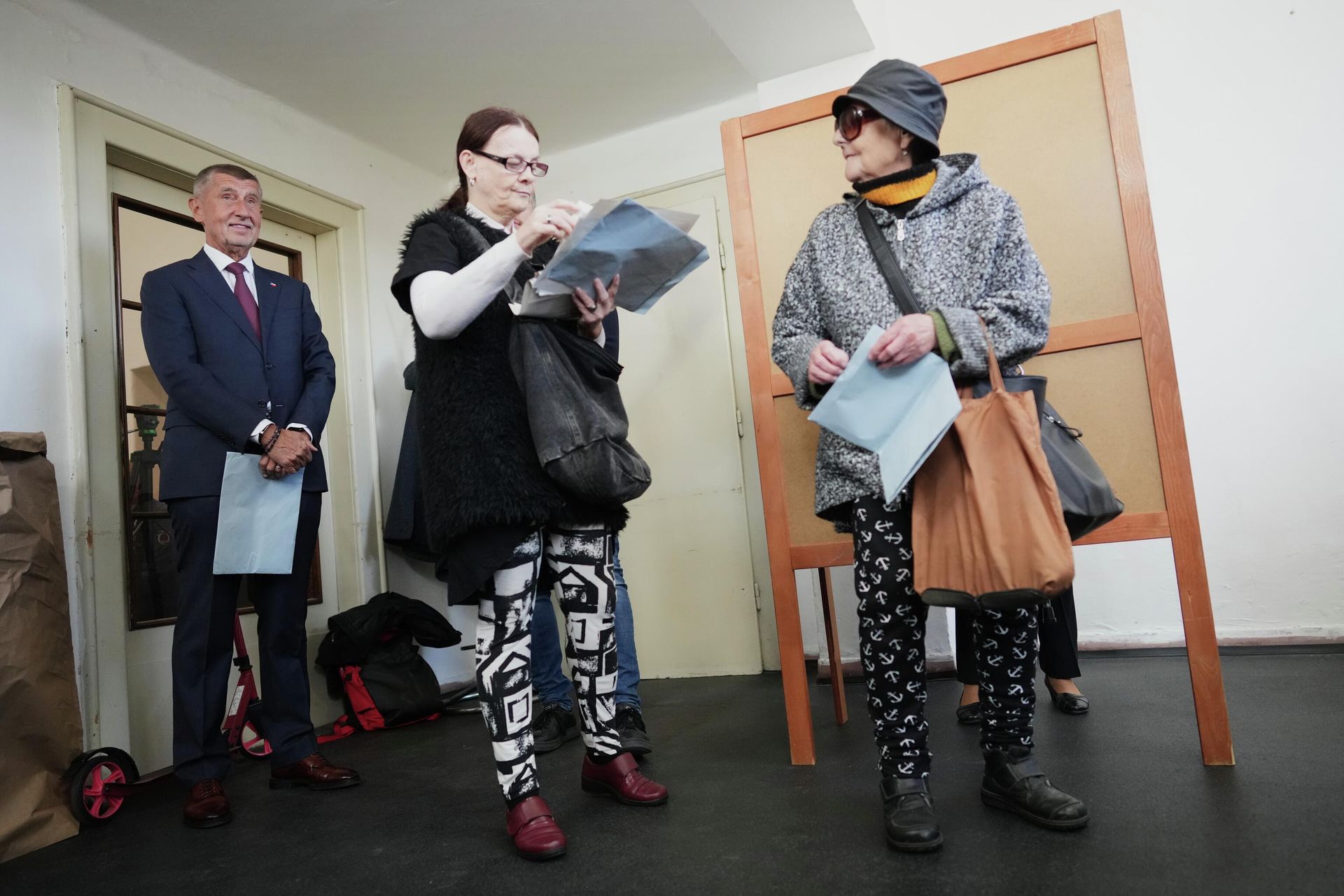 Председатель оппозиционного движения Акция недовольных граждан Андрей Бабиш на избирательном участке в Остраве, Чешская Республика - РИА Новости, 1920, 09.12.2025