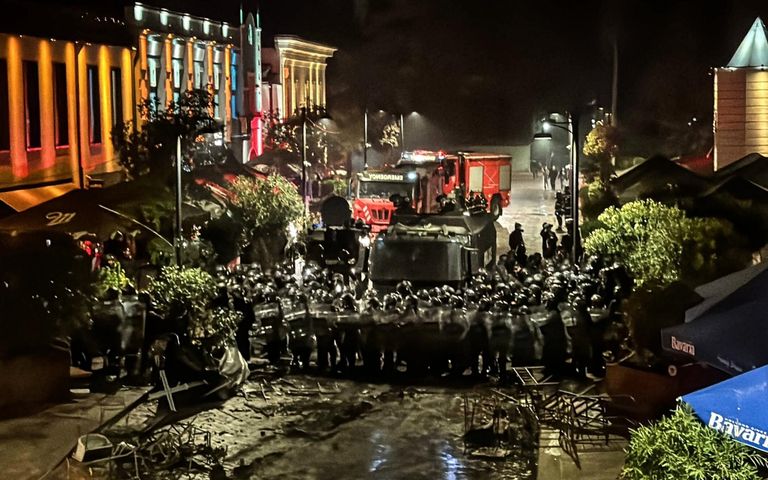 Стычки участников митинга оппозиции с полицией в Тбилиси