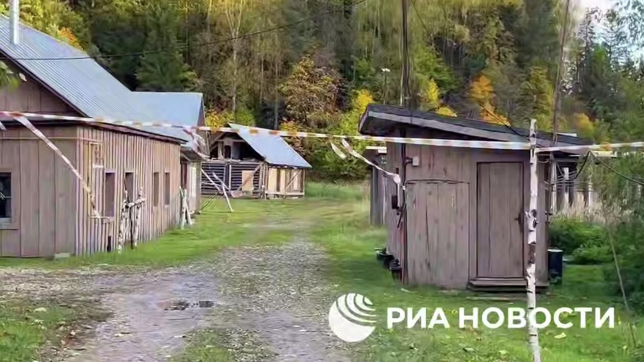 Оцепленная территория одной из сетей избинг-отелей экс-мэра Плеса Алексея Шевцова. Кадр видео Оцепленная территория одной из сетей избинг-отелей экс-мэра Плеса Алексея Шевцова. Кадр видео - РИА Новости, 1920, 05.10.2025
