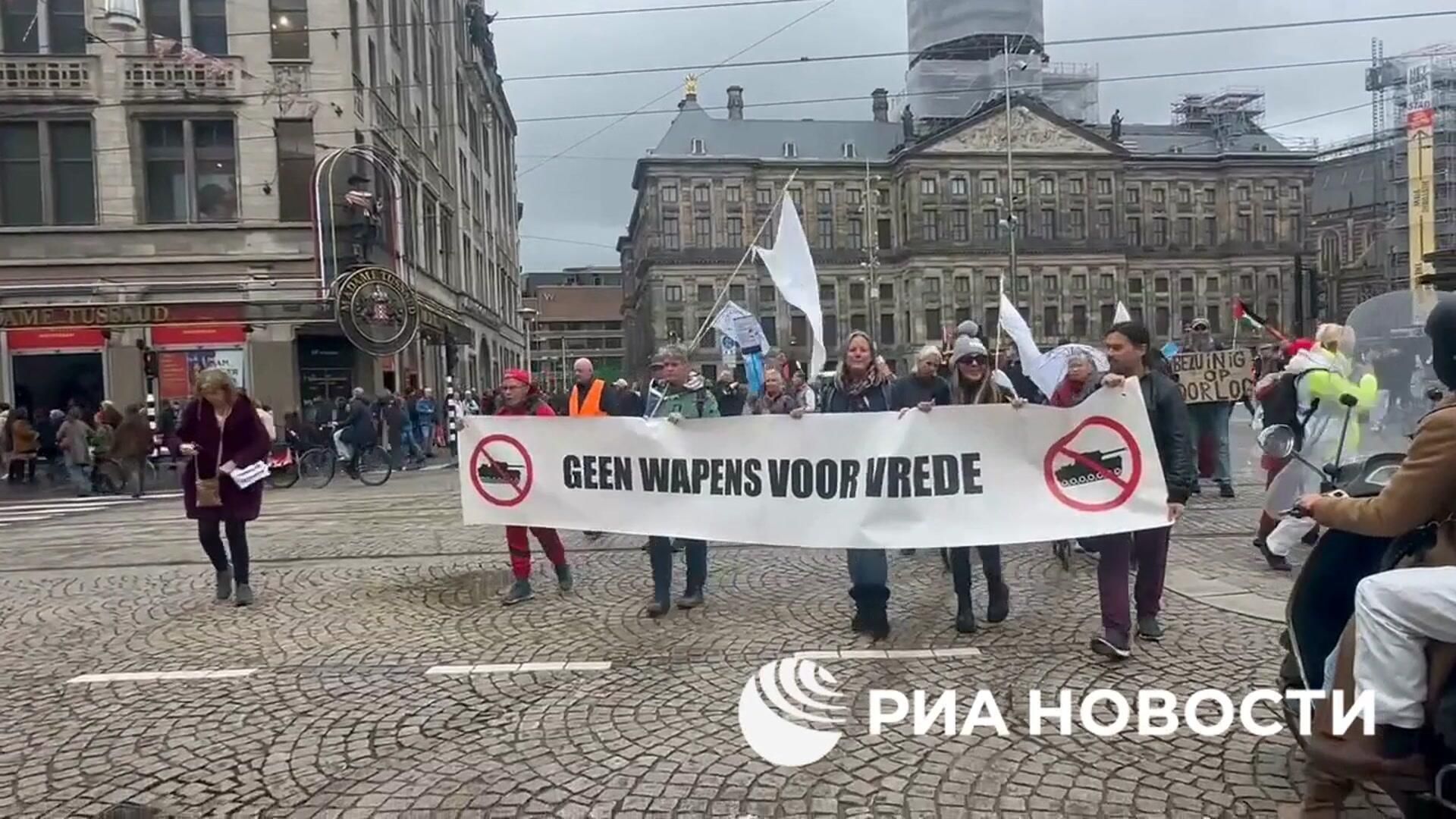 Демонстрация за мир и против поставок оружия Украине в Амстердаме - РИА Новости, 1920, 05.10.2025