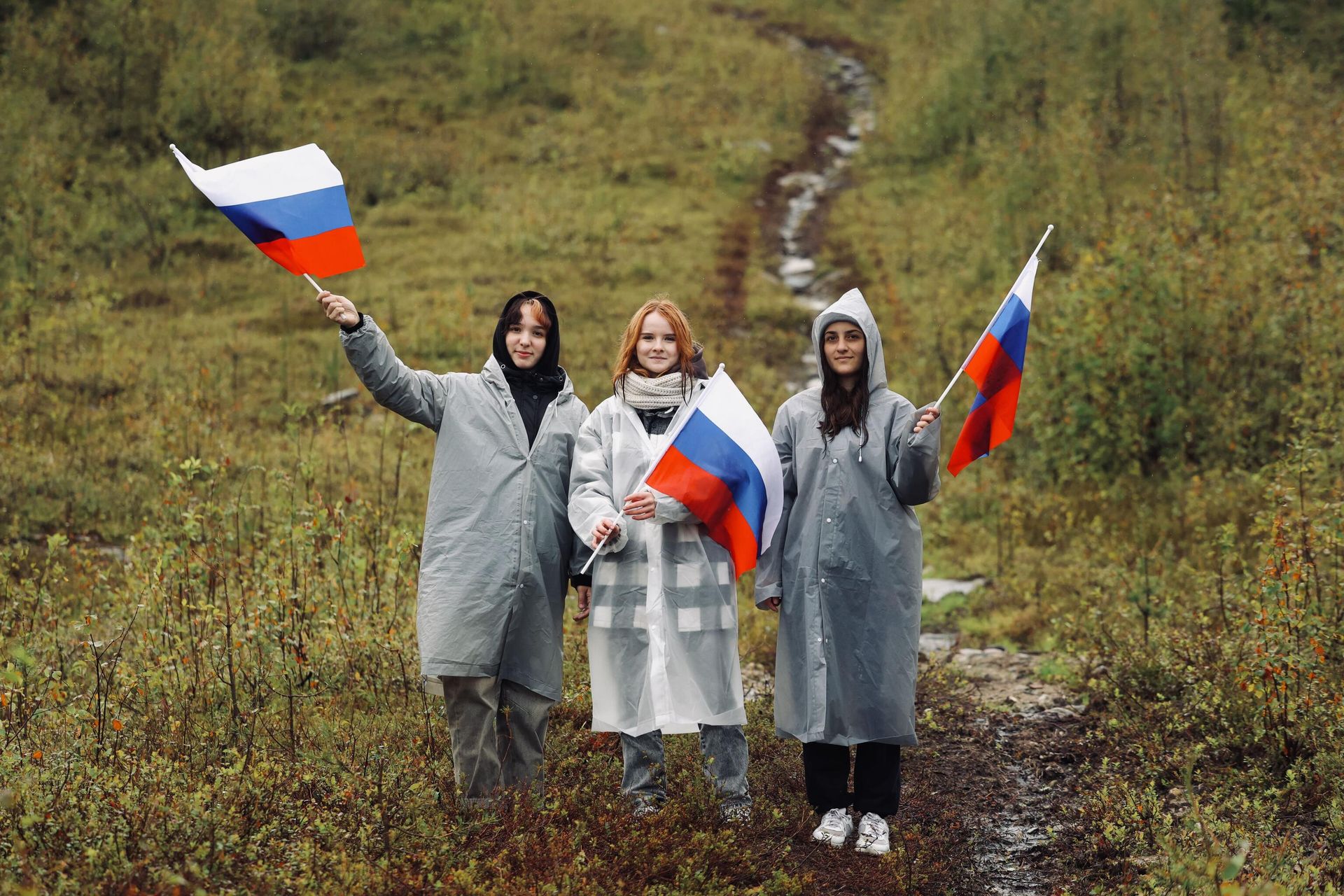Финалисты конкурса Благоустрой! в ходе архитектурной экспедиции посетили обновленный сквер в Полярных Зорях - РИА Новости, 1920, 06.10.2025