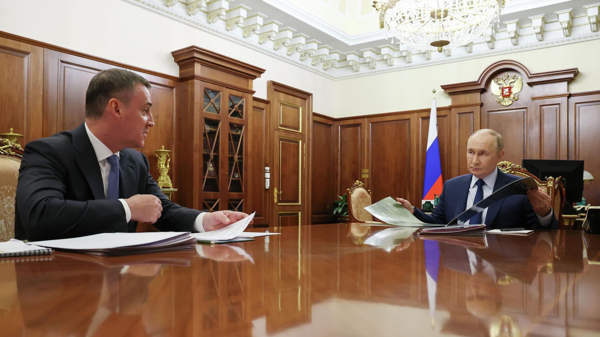 Президент РФ Владимир Путин и заместитель председателя правительства РФ Дмитрий Патрушев во время встречи - РИА Новости, 1920, 06.10.2025
