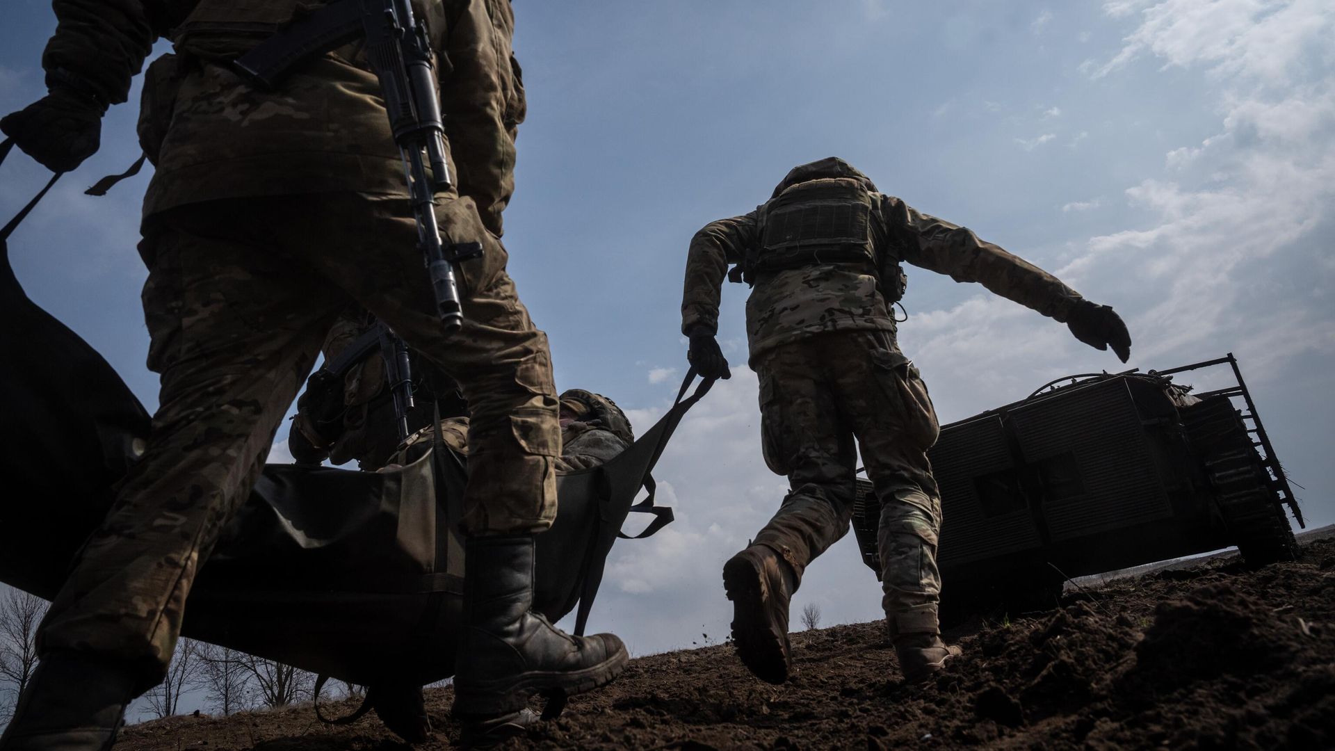 Украинские военные эвакуируют раненого Украинские военные эвакуируют раненого - РИА Новости, 1920, 07.10.2025