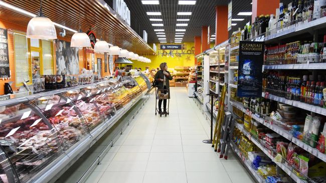 Покупательница в супермаркете Покупательница в супермаркете