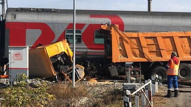 Место столкновения пассажирского поезда и грузовика в Татарстане Место столкновения пассажирского поезда и грузовика в Татарстане - РИА Новости, 1920, 07.10.2025