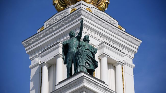 Скульптурная композиция работы Георгия Мотовилова Рабочий и колхозница на Центральном павильоне ВДНХ в Москве