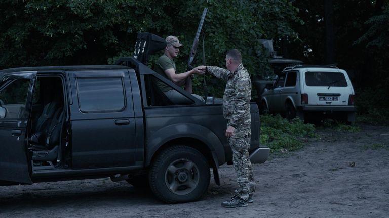 Кадр из документального фильма 300/200: как парни братьев домой возвращали Кадр из документального фильма 300/200: как парни братьев домой возвращали