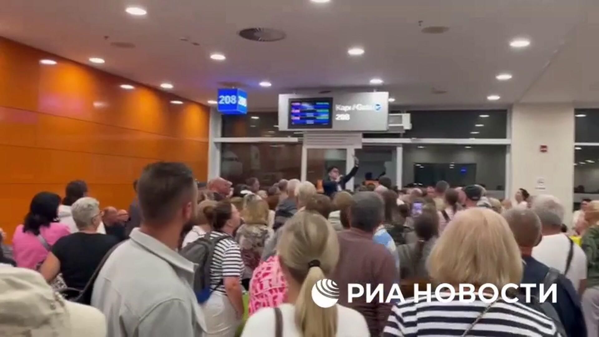 Российским туристам в аэропорту Антальи предложили заново пройти паспортный контроль Российским туристам в аэропорту Антальи предложили заново пройти паспортный контроль - РИА Новости, 1920, 07.10.2025