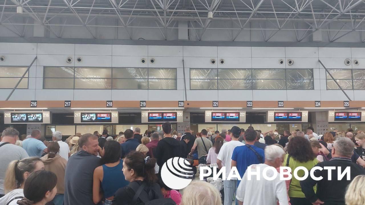 Туристы в аэропорту Антальи, Турция Туристы в аэропорту Антальи, Турция - РИА Новости, 1920, 08.10.2025
