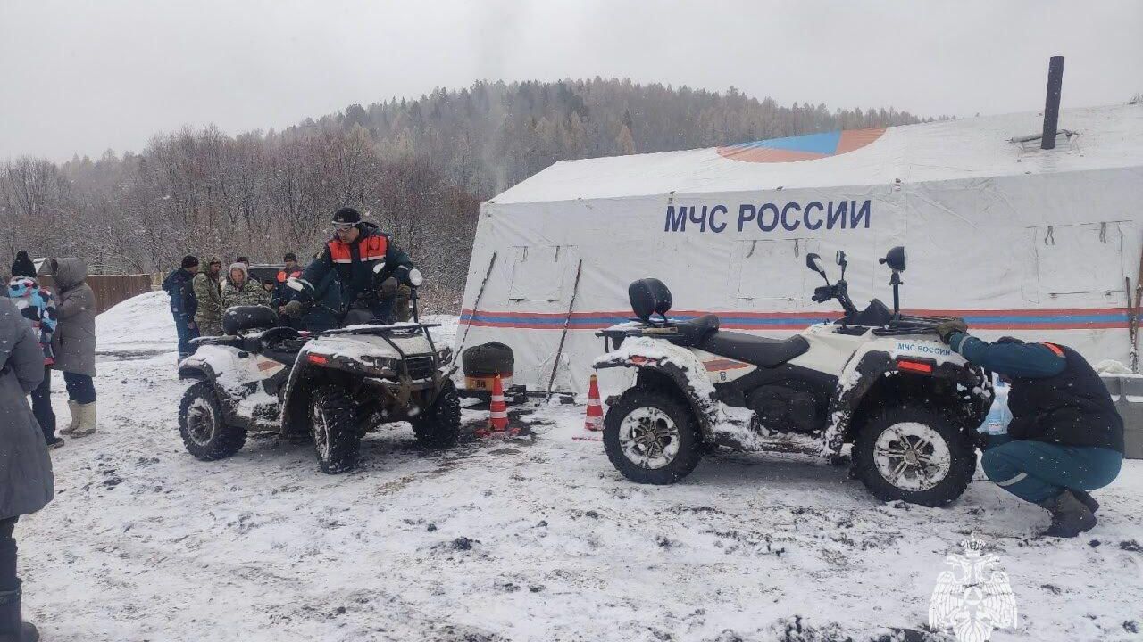Сотрудники МЧС во время поисково-спасательных работ в Красноярском крае Сотрудники МЧС во время поисково-спасательных работ в Красноярском крае - РИА Новости, 1920, 08.01.2026