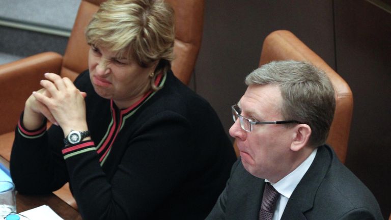 Заместитель председателя правительства РФ – министр финансов РФ Алексей Кудрин и заместитель министра финансов России Татьяна Нестеренко на заседании Совета Федерации РФ Заместитель председателя правительства РФ – министр финансов РФ Алексей Кудрин и заместитель министра финансов России Татьяна Нестеренко на заседании Совета Федерации РФ