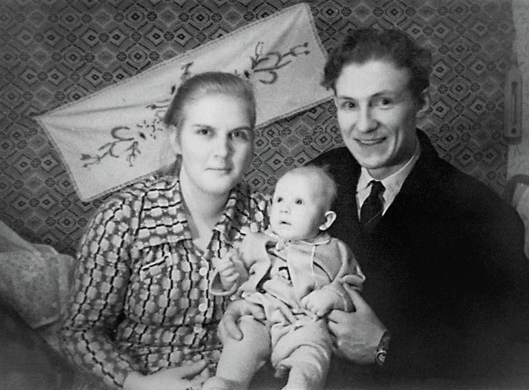 Маленький Алексей Кудрин с родителями Маленький Алексей Кудрин с родителями