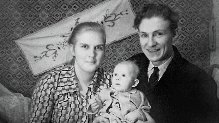 Маленький Алексей Кудрин с родителями Маленький Алексей Кудрин с родителями