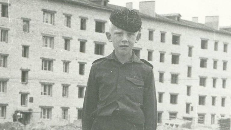 1970 год. В Монголии Кудрин не только играл в хоккей. Там он вступил в пионерскую организацию. И научился носить тюбетейку 1970 год. В Монголии Кудрин не только играл в хоккей. Там он вступил в пионерскую организацию. И научился носить тюбетейку