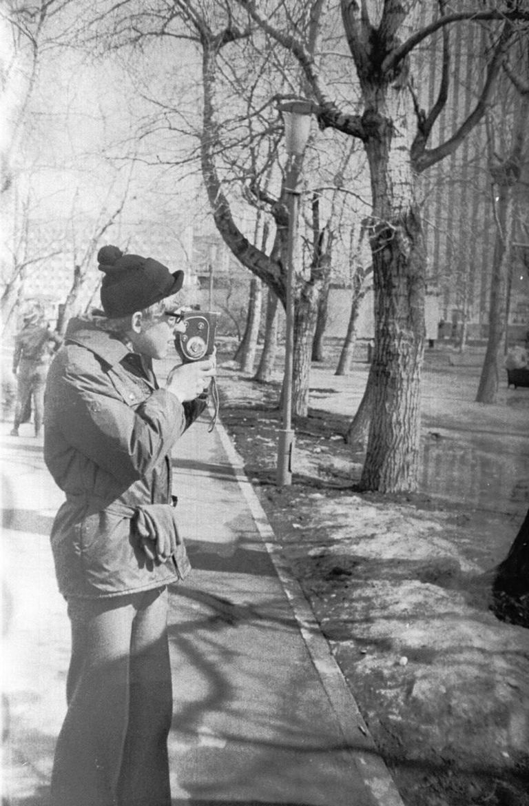 Это 1978 год. Человек с киноаппаратом. Получив в подарок киноаппарат, Кудрин снимал все вокруг. В данном случае - хронику первомайской демонстрации. Это 1978 год. Человек с киноаппаратом. Получив в подарок киноаппарат, Кудрин снимал все вокруг. В данном случае - хронику первомайской демонстрации.
