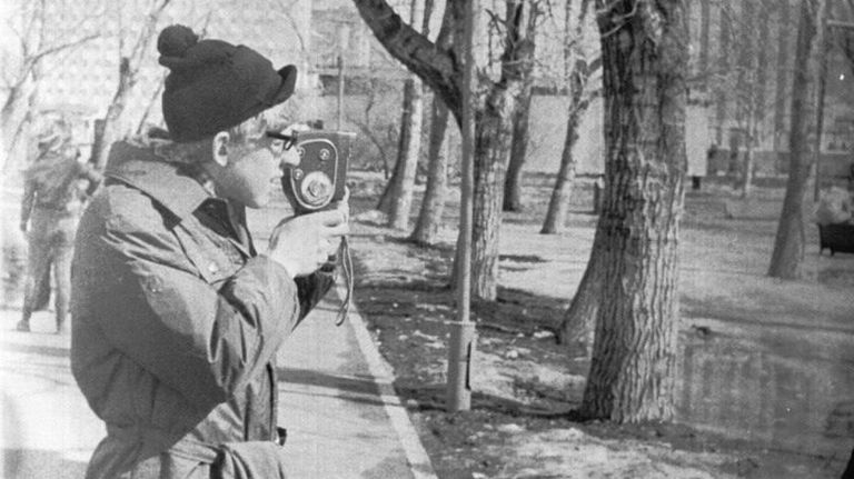 Это 1978 год. Человек с киноаппаратом. Получив в подарок киноаппарат, Кудрин снимал все вокруг. В данном случае - хронику первомайской демонстрации. Это 1978 год. Человек с киноаппаратом. Получив в подарок киноаппарат, Кудрин снимал все вокруг. В данном случае - хронику первомайской демонстрации.