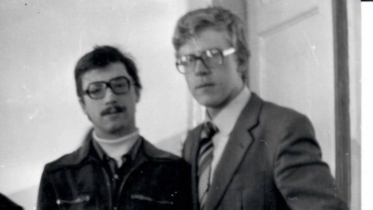 Студенты экономфака ЛГУ – одногруппники Вячеслав Костров и Алексей Кудрин.
При поступлении в университет Кудрин не набрал необходимого количества баллов для дневного отделения. Поэтому поступил на вечернее. А дне работал автомехаником в Академии была и транспорта. По окончании второго курса он перевелся на дневное отделение. Но у тут учеба была неразрывно связана с практикой. Студенты экономфака ЛГУ – одногруппники Вячеслав Костров и Алексей Кудрин.
При поступлении в университет Кудрин не набрал необходимого количества баллов для дневного отделения. Поэтому поступил на вечернее. А дне работал автомехаником в Академии была и транспорта. По окончании второго курса он перевелся на дневное отделение. Но у тут учеба была неразрывно связана с практикой.