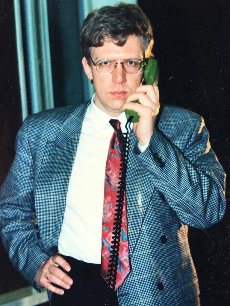 1994 год. Первый заместитель мэра Санкт-Петербурга Анатолия Собчака. Именно Кудрин начал первым в стране публиковать проект бюджета города и отчет о его исполнении. Сейчас открытость финансов – обязательна и для регионов, и для федерального бюджета. А в начале 1990-х многие, услышав об этом, лишь крутили пальцем у виска. 1994 год. Первый заместитель мэра Санкт-Петербурга Анатолия Собчака. Именно Кудрин начал первым в стране публиковать проект бюджета города и отчет о его исполнении. Сейчас открытость финансов – обязательна и для регионов, и для федерального бюджета. А в начале 1990-х многие, услышав об этом, лишь крутили пальцем у виска.