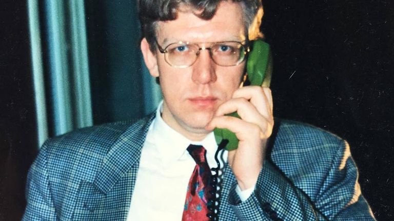 1994 год. Первый заместитель мэра Санкт-Петербурга Анатолия Собчака. Именно Кудрин начал первым в стране публиковать проект бюджета города и отчет о его исполнении. Сейчас открытость финансов – обязательна и для регионов, и для федерального бюджета. А в начале 1990-х многие, услышав об этом, лишь крутили пальцем у виска. 1994 год. Первый заместитель мэра Санкт-Петербурга Анатолия Собчака. Именно Кудрин начал первым в стране публиковать проект бюджета города и отчет о его исполнении. Сейчас открытость финансов – обязательна и для регионов, и для федерального бюджета. А в начале 1990-х многие, услышав об этом, лишь крутили пальцем у виска.