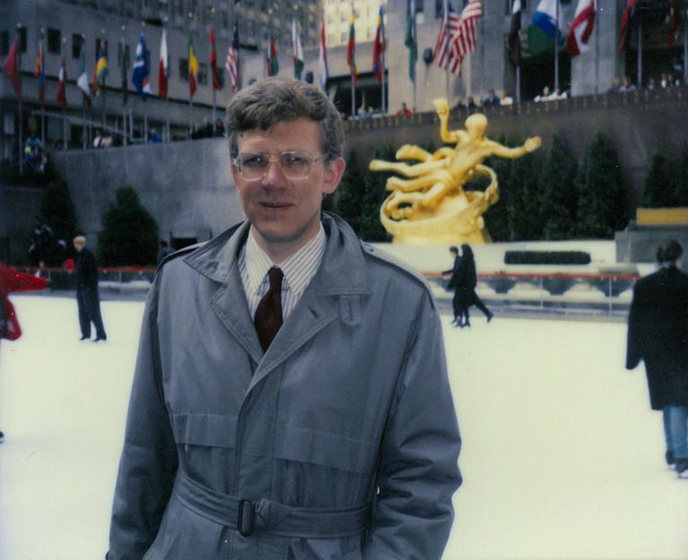 США, Нью-Йорк. 1992 год. Первая зарубежная командировка Кудрина. Алексей Кудрин – сотрудник мэрии Санкт-Петербурга. В администрации города он начал воплощать реформы, которые потом распространит на всю страну. Санкт-Петербург стал зоной свободного предпринимательства, была создана биржа, проведена приватизация. США, Нью-Йорк. 1992 год. Первая зарубежная командировка Кудрина. Алексей Кудрин – сотрудник мэрии Санкт-Петербурга. В администрации города он начал воплощать реформы, которые потом распространит на всю страну. Санкт-Петербург стал зоной свободного предпринимательства, была создана биржа, проведена приватизация.