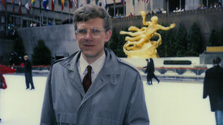 США, Нью-Йорк. 1992 год. Первая зарубежная командировка Кудрина. Алексей Кудрин – сотрудник мэрии Санкт-Петербурга. В администрации города он начал воплощать реформы, которые потом распространит на всю страну. Санкт-Петербург стал зоной свободного предпринимательства, была создана биржа, проведена приватизация. США, Нью-Йорк. 1992 год. Первая зарубежная командировка Кудрина. Алексей Кудрин – сотрудник мэрии Санкт-Петербурга. В администрации города он начал воплощать реформы, которые потом распространит на всю страну. Санкт-Петербург стал зоной свободного предпринимательства, была создана биржа, проведена приватизация.