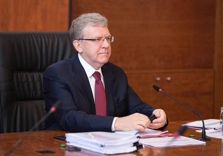 За столом. 2018 год. Защитил докторскую диссертацию по теме Теоретические и методологические подходы к реализации сбалансированной и эффективной бюджетной политики. Проще говоря, о том, как государственные расходы влияют на экономический рост. За столом. 2018 год. Защитил докторскую диссертацию по теме Теоретические и методологические подходы к реализации сбалансированной и эффективной бюджетной политики. Проще говоря, о том, как государственные расходы влияют на экономический рост.