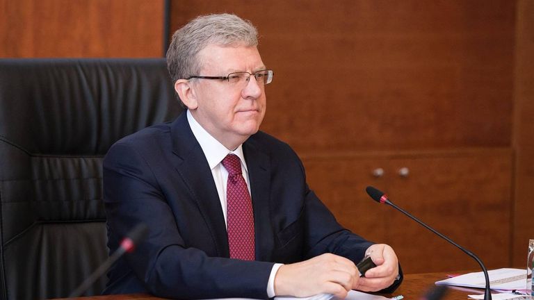 За столом. 2018 год. Защитил докторскую диссертацию по теме Теоретические и методологические подходы к реализации сбалансированной и эффективной бюджетной политики. Проще говоря, о том, как государственные расходы влияют на экономический рост. За столом. 2018 год. Защитил докторскую диссертацию по теме Теоретические и методологические подходы к реализации сбалансированной и эффективной бюджетной политики. Проще говоря, о том, как государственные расходы влияют на экономический рост.