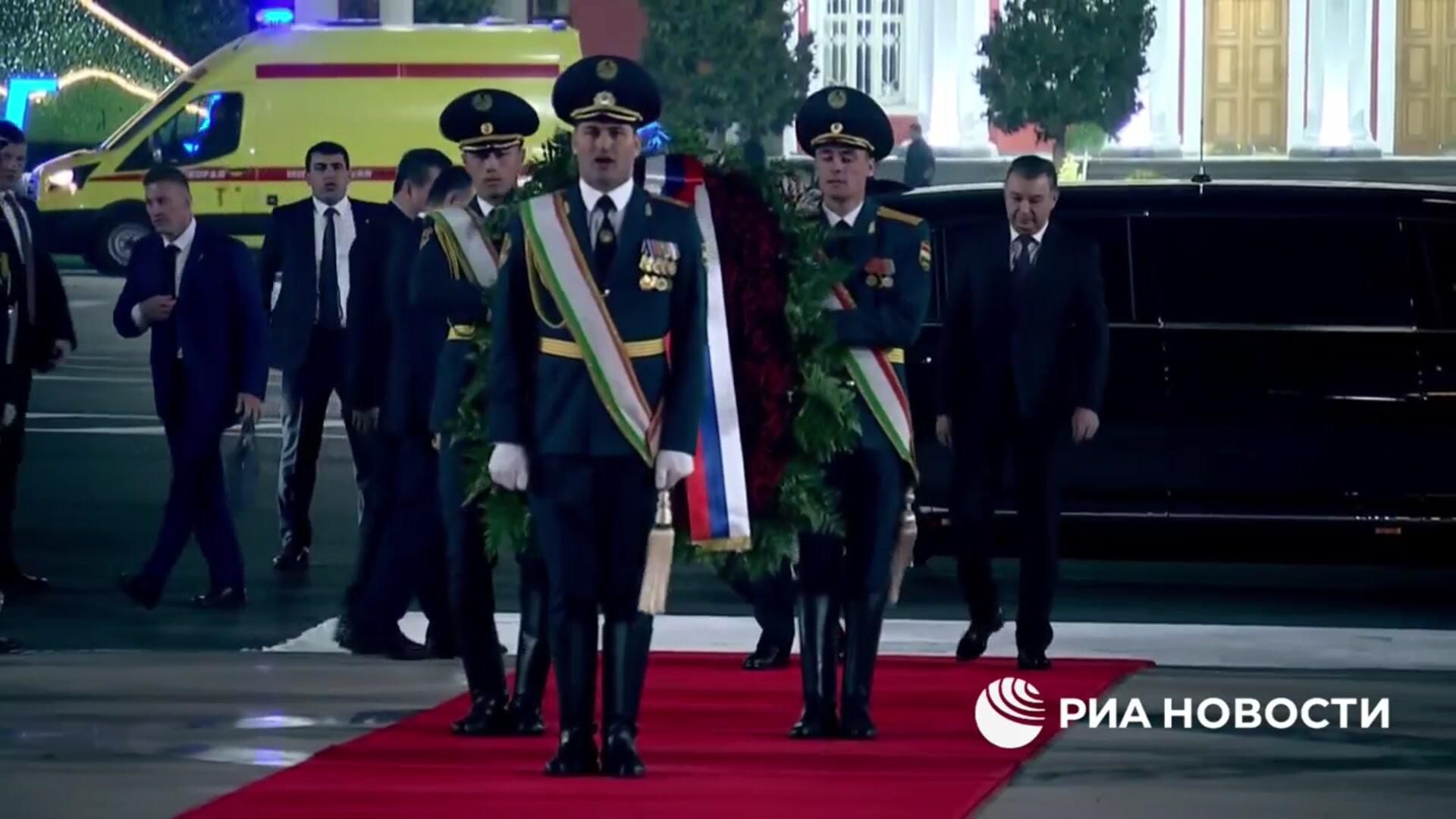 Путин возложил цветы к памятнику Исмоилу Сомони - РИА Новости, 1920, 08.10.2025