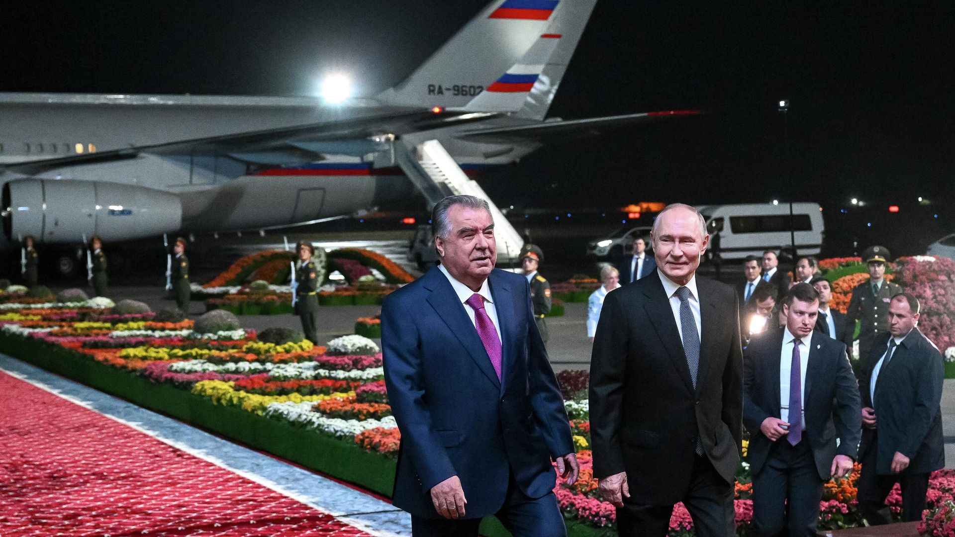 Президент России Владимир Путин прибыл в Международный аэропорт Душанбе - РИА Новости, 1920, 08.10.2025