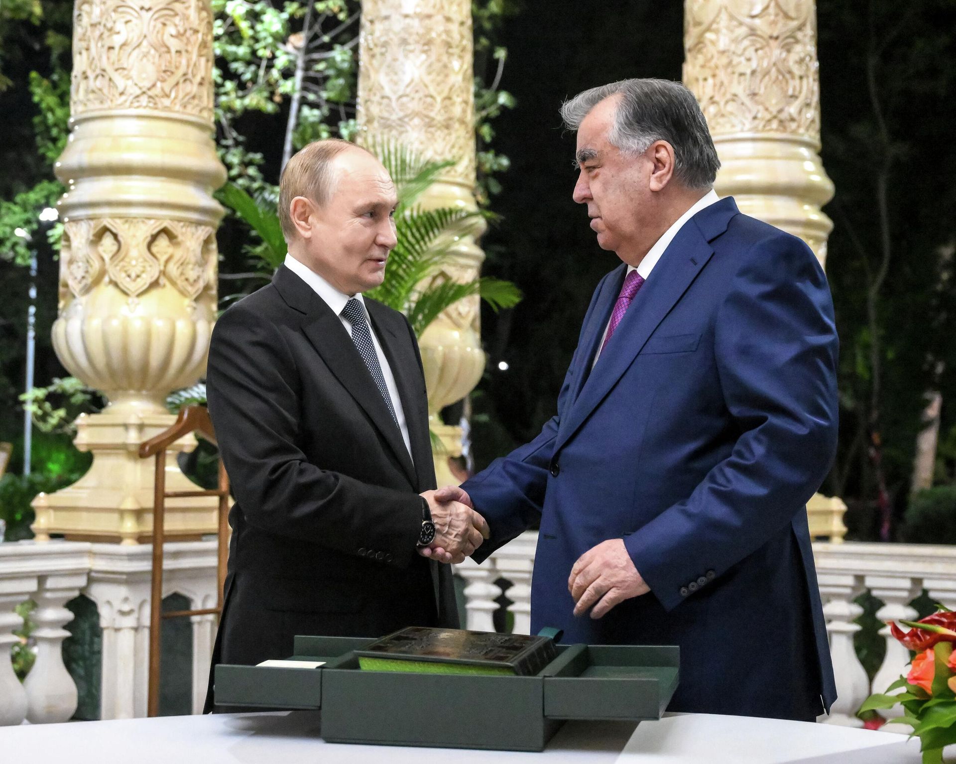 Президент России Владимир Путин и президент Таджикистана Эмомали Рахмон перед неформальным обедом на территории ботанического сада Ирам в Душанбе Президент России Владимир Путин и президент Таджикистана Эмомали Рахмон перед неформальным обедом на территории ботанического сада Ирам в Душанбе - РИА Новости, 1920, 09.10.2025