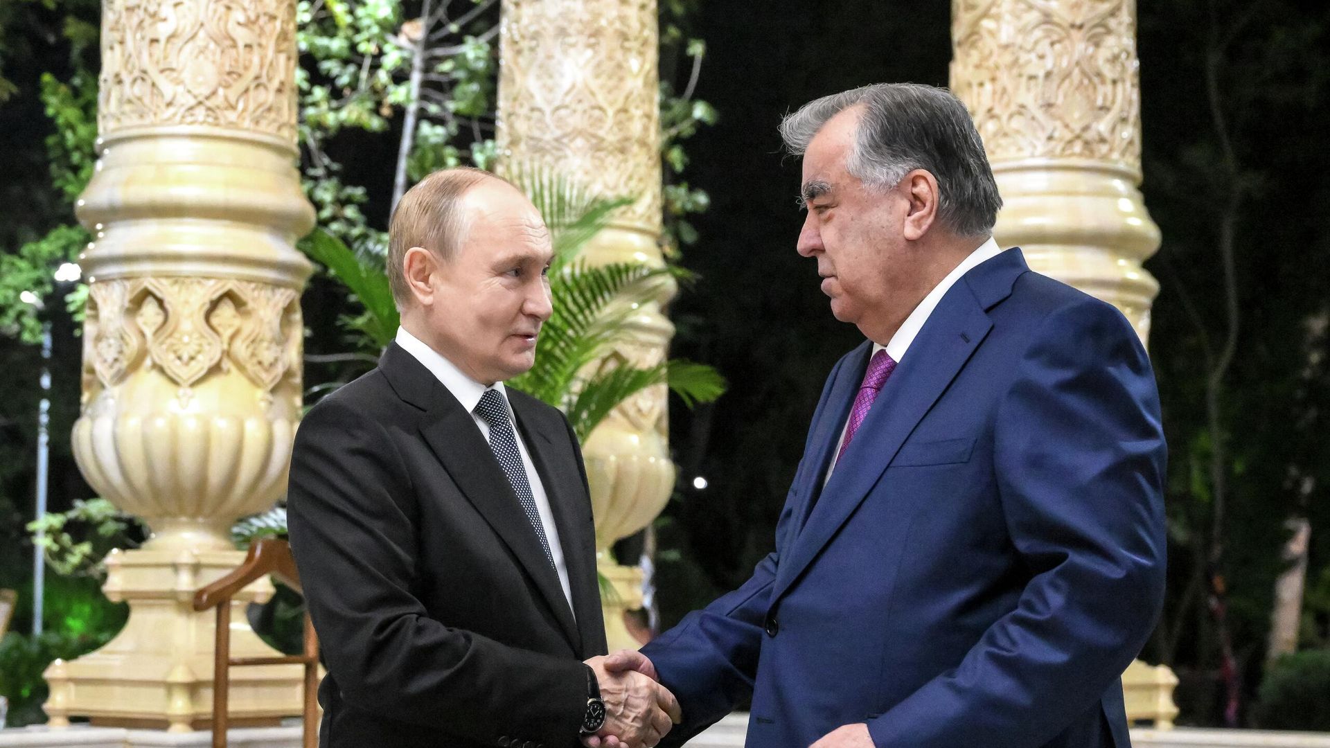 Президент России Владимир Путин и президент Таджикистана Эмомали Рахмон перед неформальным обедом на территории ботанического сада Ирам в Душанбе - РИА Новости, 1920, 08.10.2025