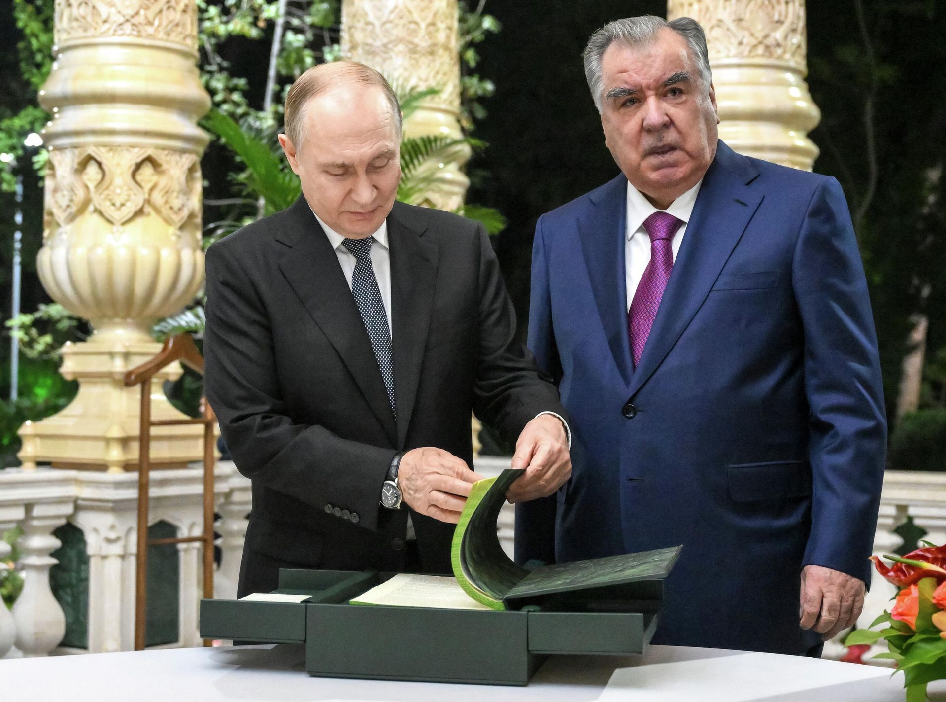 Президент России Владимир Путин и президент Таджикистана Эмомали Рахмон перед неформальным обедом на территории ботанического сада Ирам в Душанбе - РИА Новости, 1920, 08.10.2025